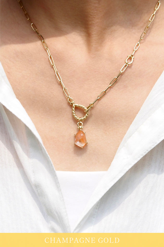 ジュエリースタジオMSAHIROのセミオーダーメイドジュエリーデザイン、オメガループネックレス。オメガデザインのモチーフとクリップチェーン、フロントフックが融合したデザイン。宝石（ルース）からのお仕立てやジュエリーからのオーダージュエリー＆リメイク（リフォーム）に対応。アンフィボールインクォーツとシャンパンゴールド