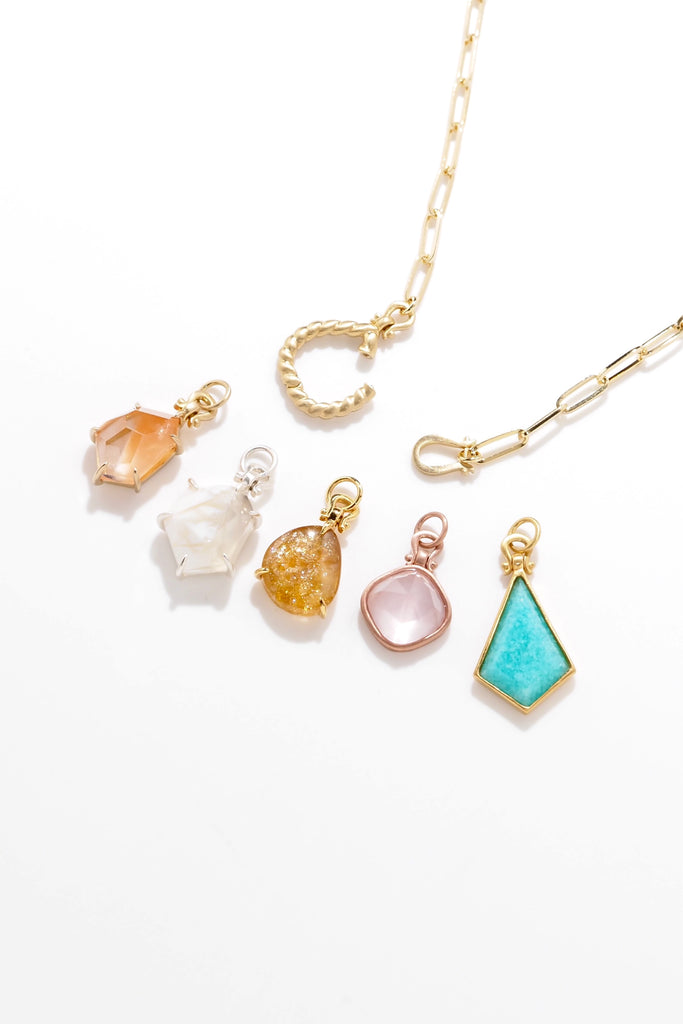 ジュエリースタジオMSAHIROのセミオーダーメイドジュエリーデザイン、オメガループネックレス。オメガデザインのモチーフとクリップチェーン、フロントフックが融合したデザイン。宝石（ルース）からのお仕立てやジュエリーからのオーダージュエリー＆リメイク（リフォーム）に対応。様々なカラーストーンチャームたち