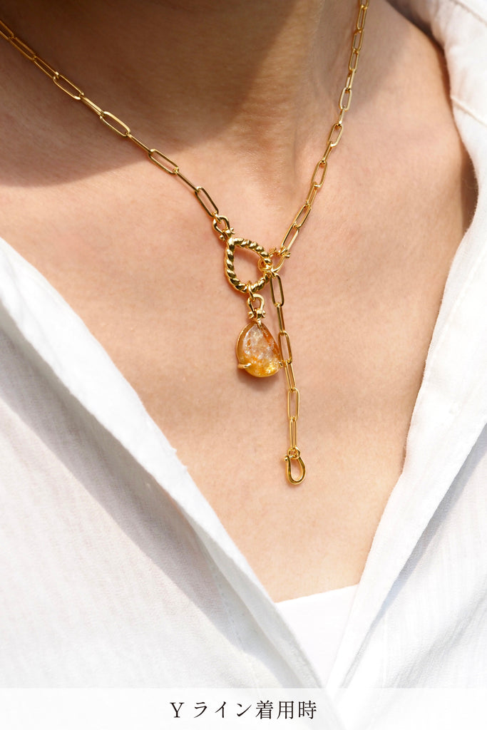 ジュエリースタジオMSAHIROのセミオーダーメイドジュエリーデザイン、オメガループネックレス。オメガデザインのモチーフとクリップチェーン、フロントフックが融合したデザイン。宝石（ルース）からのお仕立てやジュエリーからのオーダージュエリー＆リメイク（リフォーム）に対応。イリデッセンスオレンジトルマリンとイエローゴールド