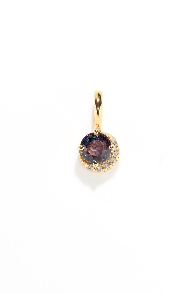 ジュエリースタジオMASHIROのアップサイクルジュエリー。カラーチェンジサファイア・ラウンドカット・約0.67ct・約4.8mm・ケニア産｜ダイヤモンド（６石）・ラウンド・1.1mm・合計：0.03ct・イエローゴールドのダイヤモンドルナチャーム。