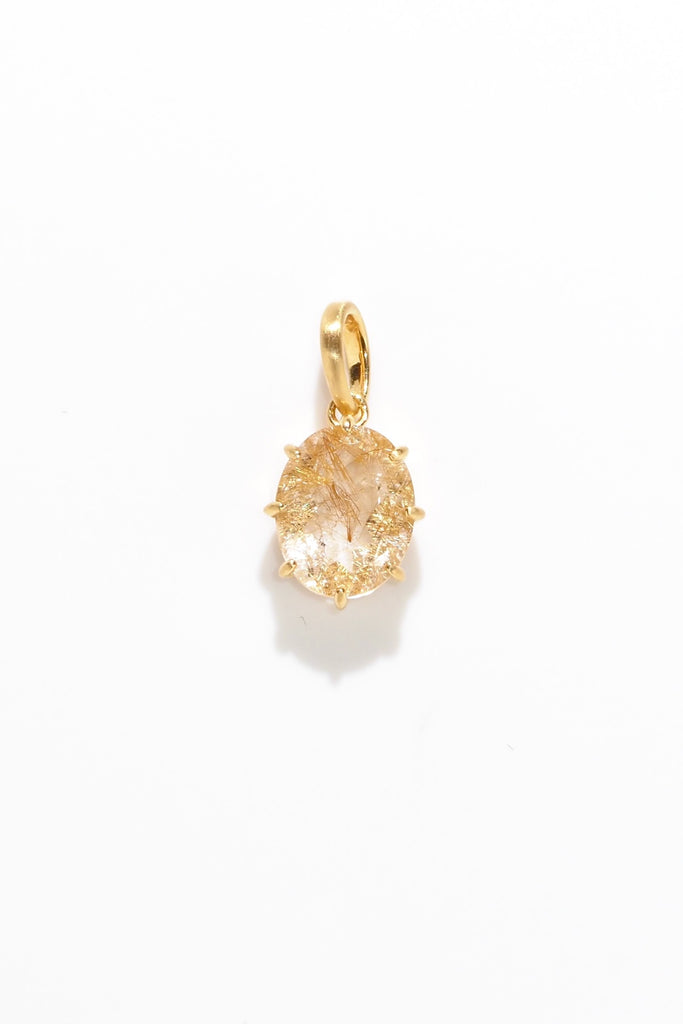 ジュエリースタジオMASHIROのアップサイクルジュエリー。ゴールドルチルクォーツ・ラウンドカボション・約2.26ct・約9mm・イエローゴールド（マット）のミルグレインチャーム。