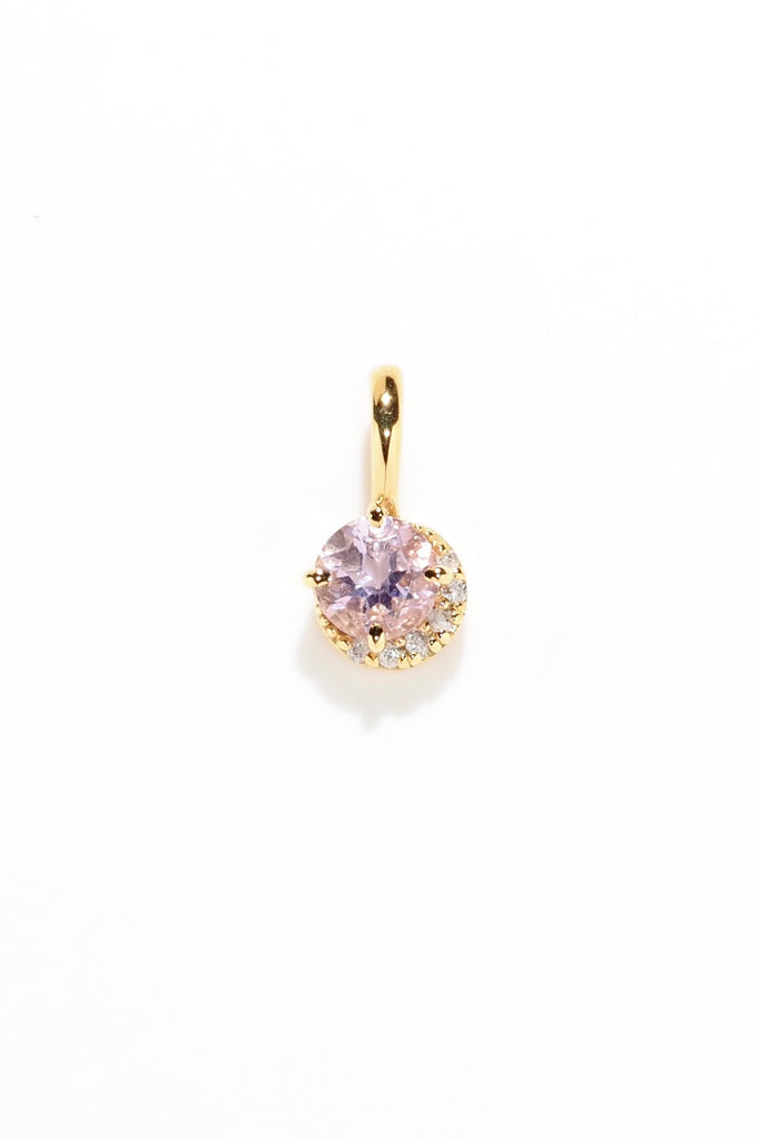 ジュエリースタジオMASHIROのアップサイクルジュエリー。アメジスト・ラウンドカット・約0.41ct・5mm｜ダイヤモンド（６石）・ラウンド・1.1mm・合計：0.03ct・イエローゴールドのルナダイヤモンドチャーム。