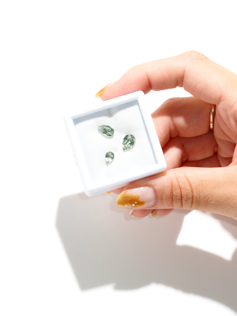 ジュエリースタジオMASHIROのルース（宝石）販売ページ。ブラジル産グリシアンベリル（グリーンルチルインベリル）のペアシェイプカット個体たち。