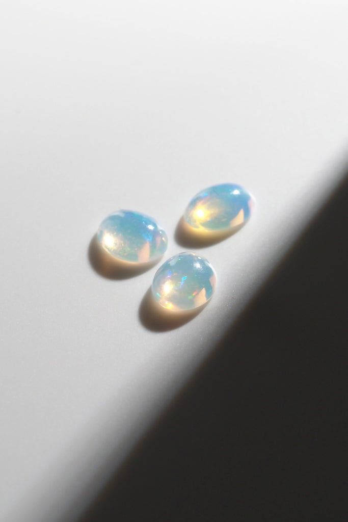 ジュエリースタジオMASHIROの眠れる宝石シェア販売。遊色効果の美しいオパールオーバルカボションカット。