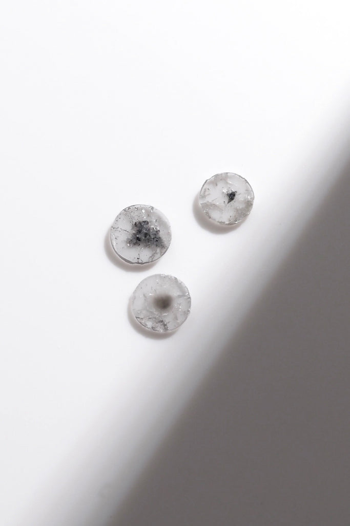 ジュエリースタジオMASHIROの眠れる宝石シェア販売。ソルトペッパーのスライスカットダイヤモンドたち。