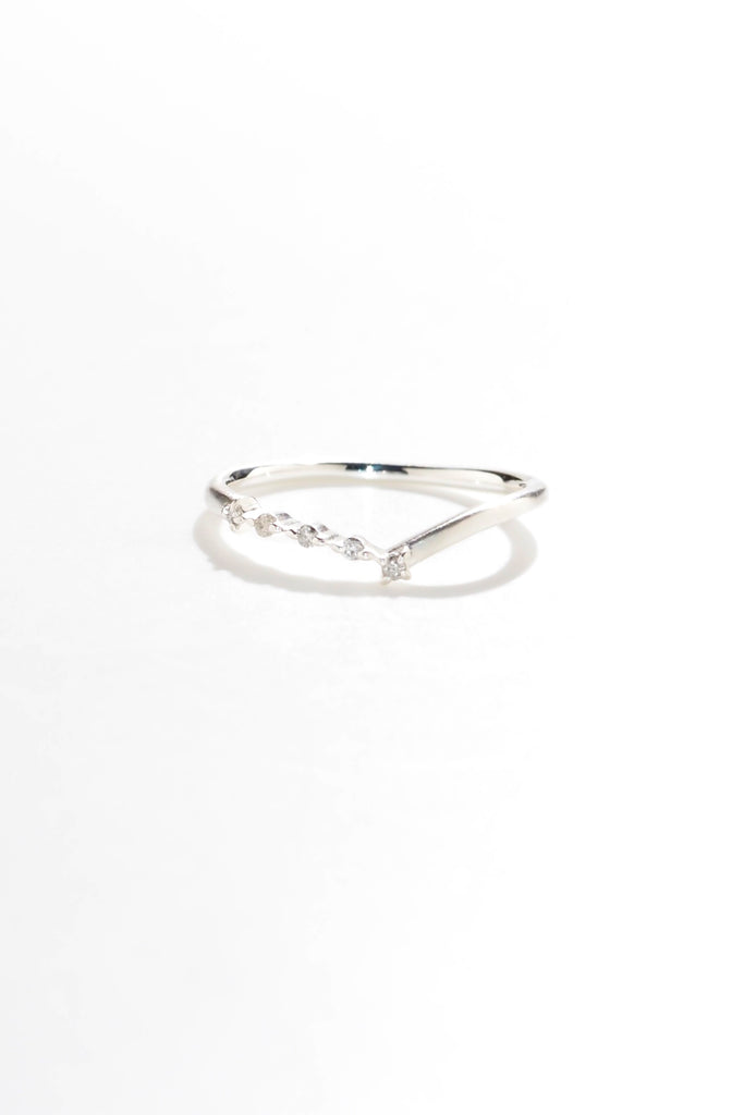 ジュエリースタジオMASHIROのアップサイクルジュエリー。ダイヤモンド（５石）・ラウンド・約1.5mm・合計：0.07ctのスターリングシルバーの流星V字アシンメトリーリング。