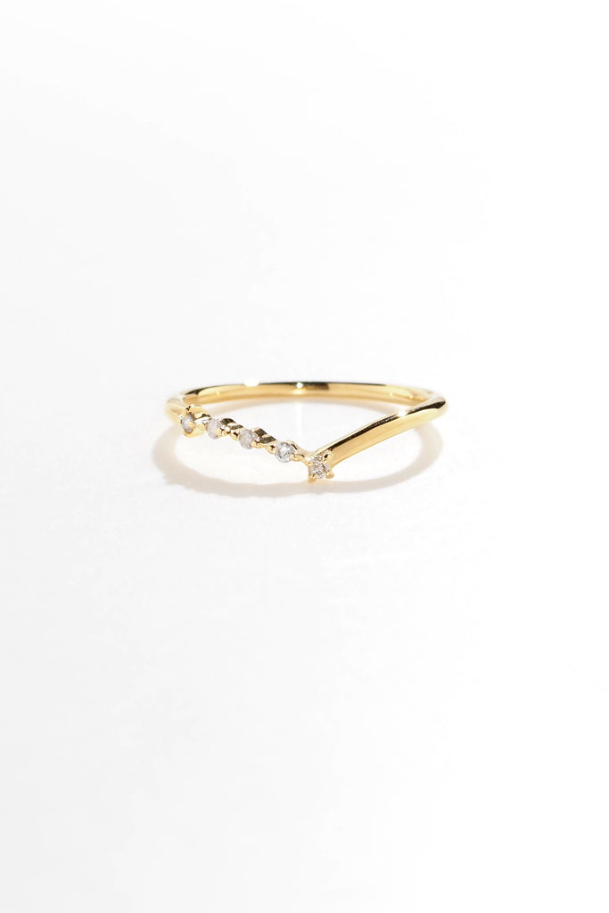 ジュエリースタジオMASHIROのアップサイクルジュエリー。ダイヤモンド（５石）・ラウンド・約1.5mm・合計：0.07ctのイエローゴールドの流星V字アシンメトリーリング。