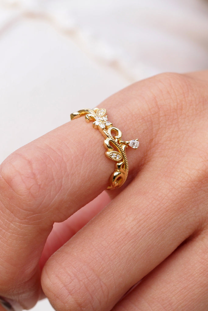 ジュエリースタジオMASHIROのアップサイクルジュエリー。南アフリカ産のダイヤモンド・ペアシェイプ・av 0.03ct・av 3*2mm・ダイヤモンド（９石）・av 0.03ct ・av0.9-1.1mm。シャンパンゴールドカラーのアラベスクリングの着用画像。