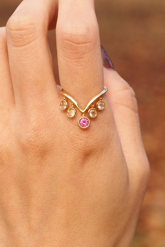ジュエリースタジオMASHIROのアップサイクルジュエリー。レインボームーンストーン（４石）・ラウンド・合計：約0.36ct・約3mm｜ピンクサファイア・ラウンド・約0.29ct・約3.8mm。シャンパンゴールドカラーのシャンデリアリングの着用画像。