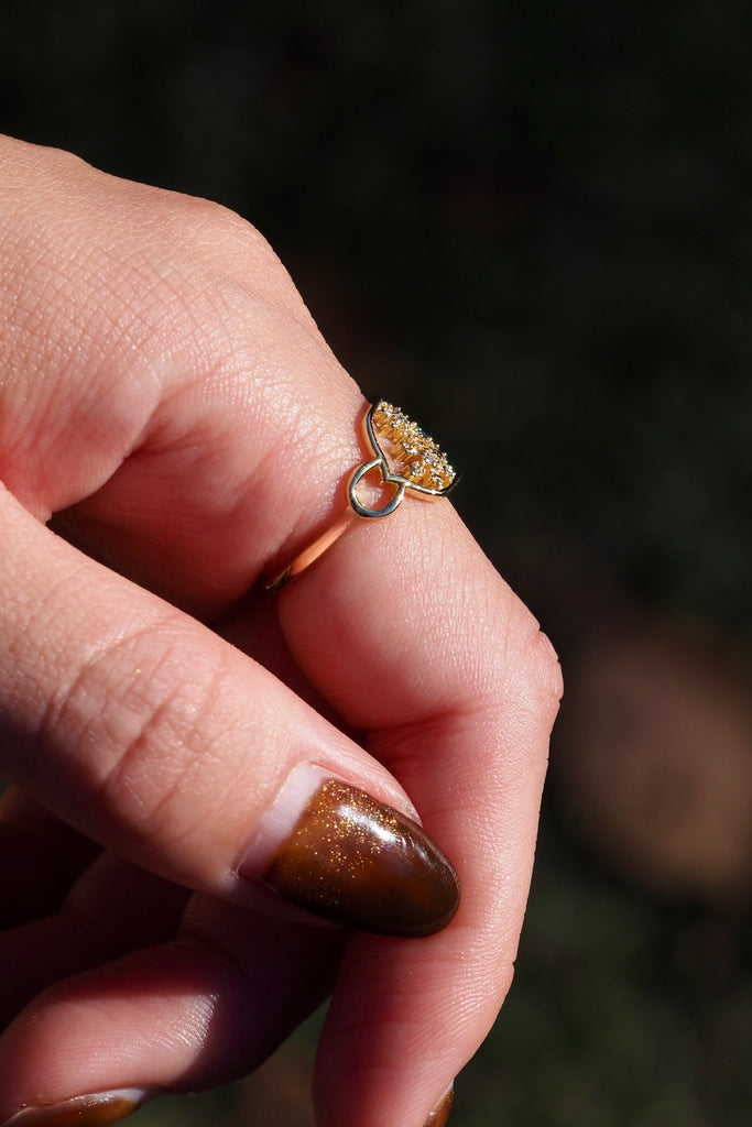 ジュエリースタジオMASHIROのアップサイクルジュエリー。アイスブルーダイヤモンド・ラウンド・av 0.03ct・av 2mm・ダイヤモンド（４石）・av 0.02ct・av 1.2mm。シャンパンゴールドの雪の結晶レースリングの着用画像。