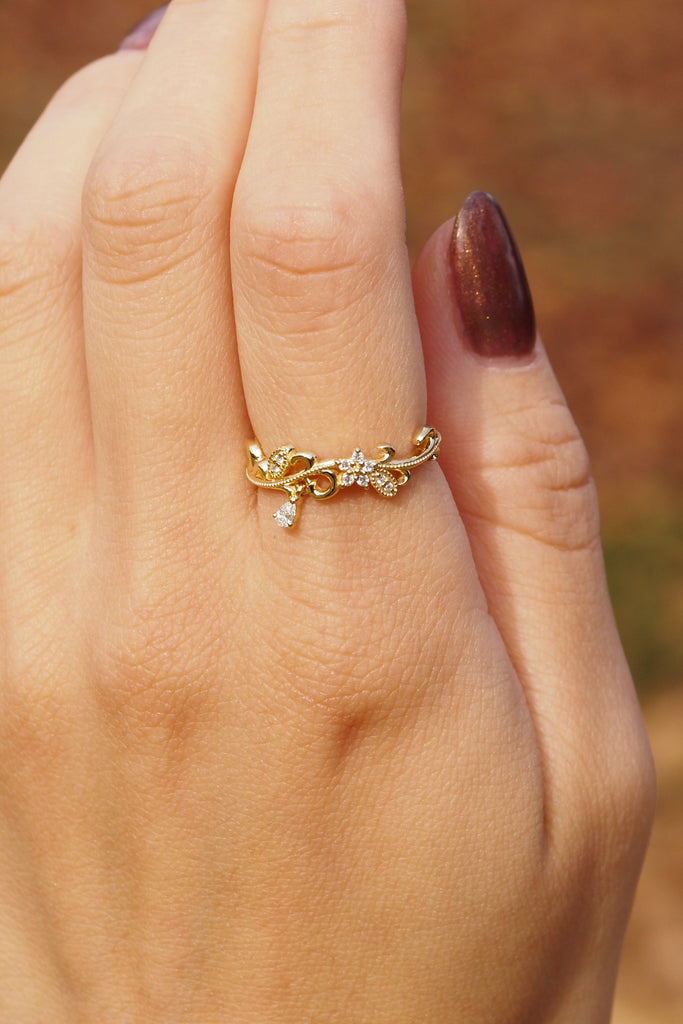 ジュエリースタジオMASHIROのアップサイクルジュエリー。南アフリカ産のダイヤモンド・ペアシェイプ・av 0.03ct・av 3*2mm・ダイヤモンド（９石）・av 0.03ct ・av0.9-1.1mm。シャンパンゴールドカラーのアラベスクリングの着用画像。