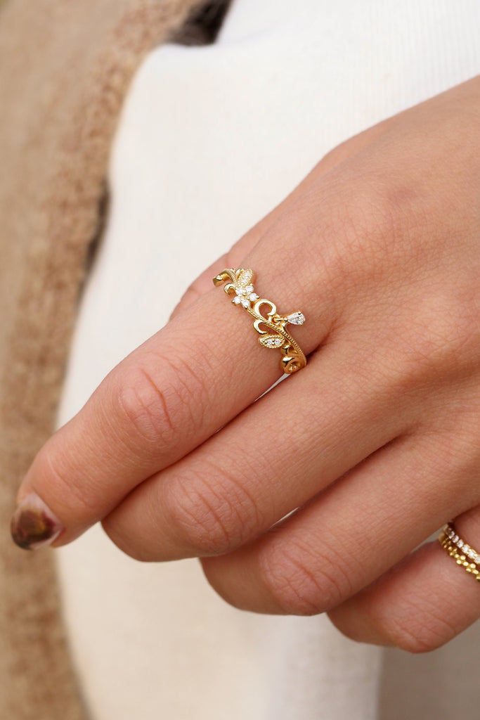 ジュエリースタジオMASHIROのアップサイクルジュエリー。南アフリカ産のダイヤモンド・ペアシェイプ・av 0.03ct・av 3*2mm・ダイヤモンド（９石）・av 0.03ct ・av0.9-1.1mm。シャンパンゴールドカラーのアラベスクリングの着用画像。