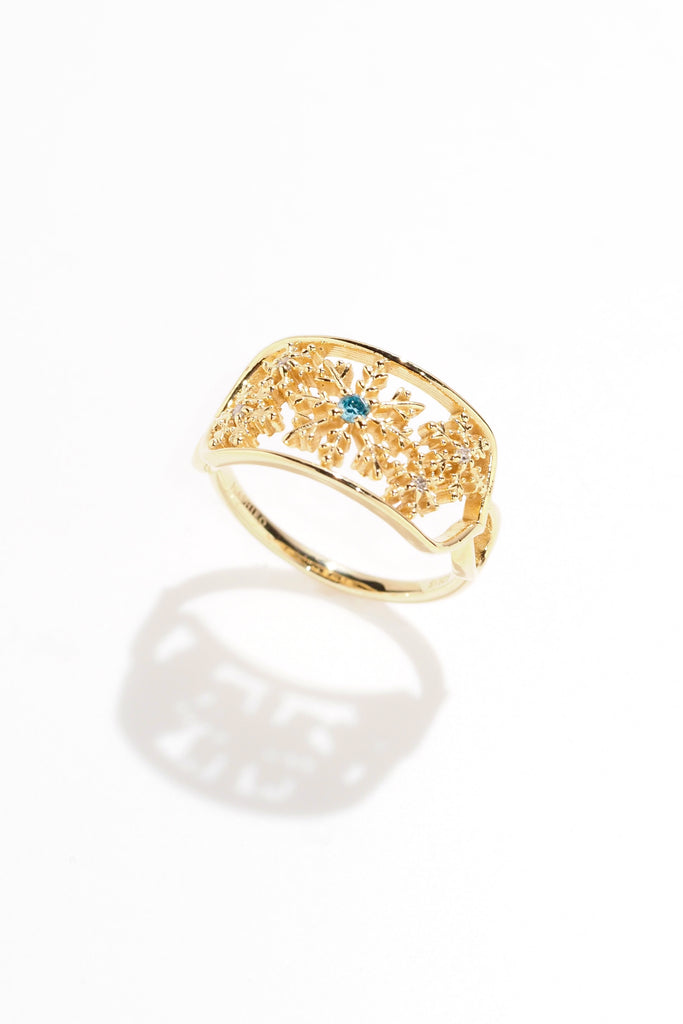 ジュエリースタジオMASHIROのアップサイクルジュエリー。アイスブルーダイヤモンド・ラウンド・av 0.03ct・av 2mm・ダイヤモンド（４石）・av 0.02ct・av 1.2mm。シャンパンゴールドの雪の結晶レースリング。