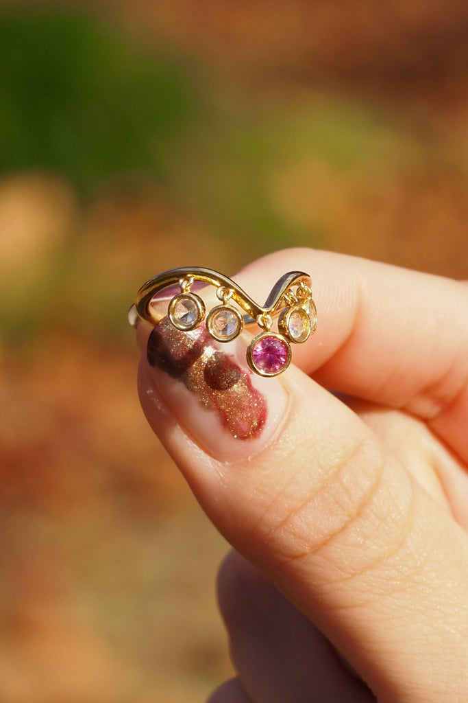 ジュエリースタジオMASHIROのアップサイクルジュエリー。レインボームーンストーン（４石）・ラウンド・合計：約0.36ct・約3mm｜ピンクサファイア・ラウンド・約0.29ct・約3.8mm。シャンパンゴールドカラーのシャンデリアリング。