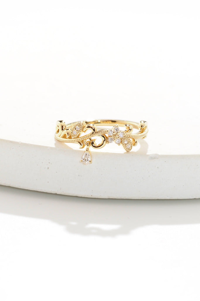 ジュエリースタジオMASHIROのアップサイクルジュエリー。南アフリカ産のダイヤモンド・ペアシェイプ・av 0.03ct・av 3*2mm・ダイヤモンド（９石）・av 0.03ct ・av0.9-1.1mm。シャンパンゴールドカラーのアラベスクリング。