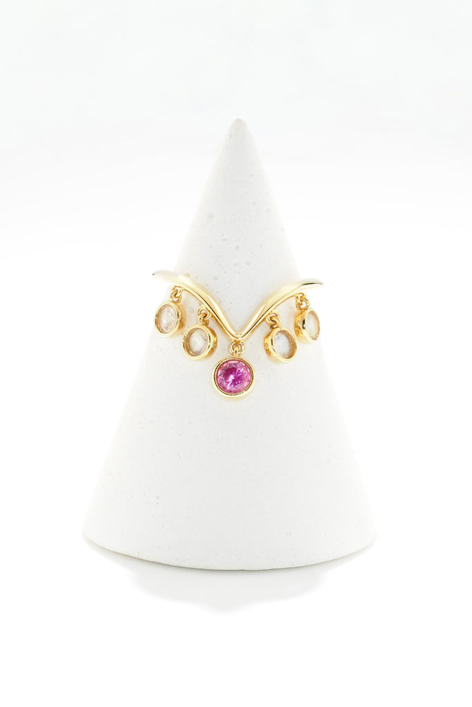 ジュエリースタジオMASHIROのアップサイクルジュエリー。レインボームーンストーン（４石）・ラウンド・合計：約0.36ct・約3mm｜ピンクサファイア・ラウンド・約0.29ct・約3.8mm。シャンパンゴールドカラーのシャンデリアリング。