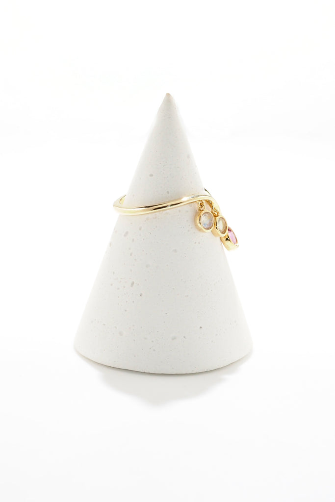 ジュエリースタジオMASHIROのアップサイクルジュエリー。レインボームーンストーン（４石）・ラウンド・合計：約0.36ct・約3mm｜ピンクサファイア・ラウンド・約0.29ct・約3.8mm。シャンパンゴールドカラーのシャンデリアリング。