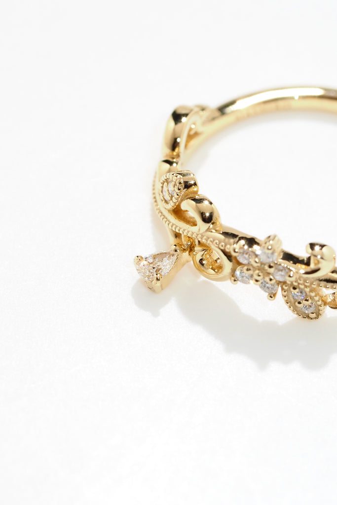 ジュエリースタジオMASHIROのアップサイクルジュエリー。南アフリカ産のダイヤモンド・ペアシェイプ・av 0.03ct・av 3*2mm・ダイヤモンド（９石）・av 0.03ct ・av0.9-1.1mm。シャンパンゴールドカラーのアラベスクリング。