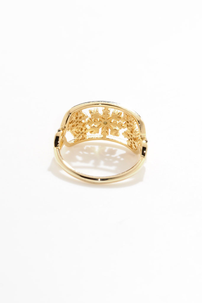 ジュエリースタジオMASHIROのアップサイクルジュエリー。アイスブルーダイヤモンド・ラウンド・av 0.03ct・av 2mm・ダイヤモンド（４石）・av 0.02ct・av 1.2mm。シャンパンゴールドの雪の結晶レースリング。