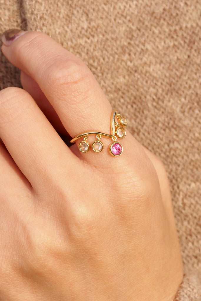 ジュエリースタジオMASHIROのアップサイクルジュエリー。レインボームーンストーン（４石）・ラウンド・合計：約0.36ct・約3mm｜ピンクサファイア・ラウンド・約0.29ct・約3.8mm。シャンパンゴールドカラーのシャンデリアリングの着用画像。