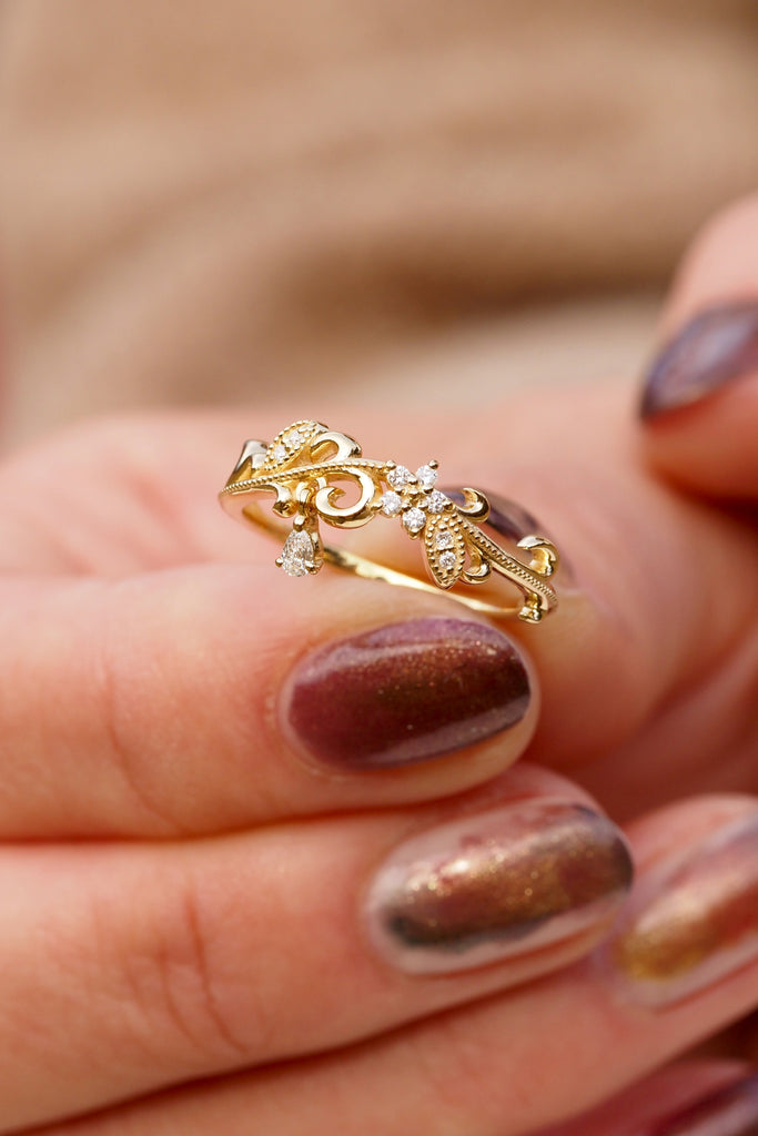 ジュエリースタジオMASHIROのアップサイクルジュエリー。南アフリカ産のダイヤモンド・ペアシェイプ・av 0.03ct・av 3*2mm・ダイヤモンド（９石）・av 0.03ct ・av0.9-1.1mm。シャンパンゴールドカラーのアラベスクリング。