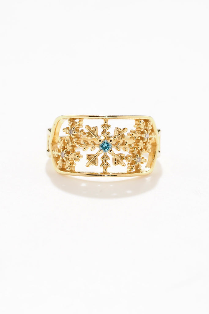 ジュエリースタジオMASHIROのアップサイクルジュエリー。アイスブルーダイヤモンド・ラウンド・av 0.03ct・av 2mm・ダイヤモンド（４石）・av 0.02ct・av 1.2mm。シャンパンゴールドの雪の結晶レースリング。