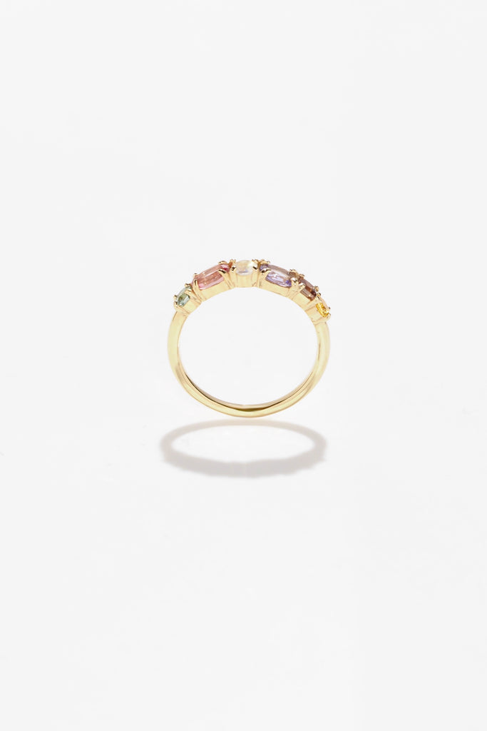 ジュエリースタジオMASHIROのアップサイクルジュエリー。マラヤガーネット・オーバル・約0.3ct・約 5*3mm・タンザニア産｜タンザナイト・オーバルカット・約0.28ct・約4.9*3.8mm｜レインボーームーンストーン・ラウンド・約0.09ct・約3mm｜マルチカラーサファイア（３石：ラウンド・プリンセス・ヘキサゴン）・合計：0.34ct・約2.6mm。シャンパンゴールドカラーのカクテルエタニティリング。