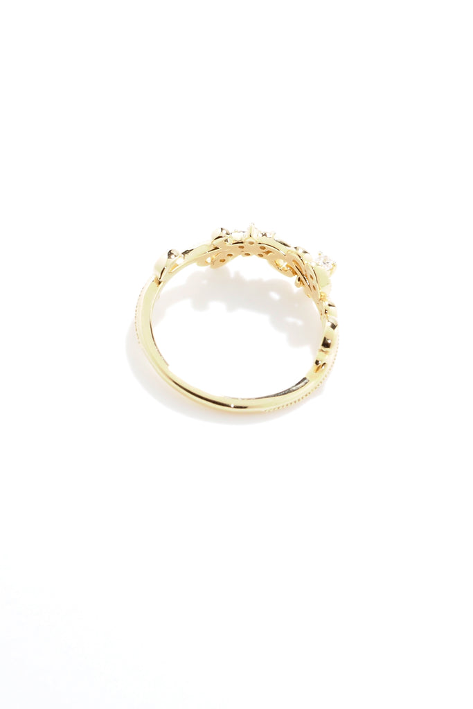 ジュエリースタジオMASHIROのアップサイクルジュエリー。南アフリカ産のダイヤモンド・ペアシェイプ・av 0.03ct・av 3*2mm・ダイヤモンド（９石）・av 0.03ct ・av0.9-1.1mm。シャンパンゴールドカラーのアラベスクリング。