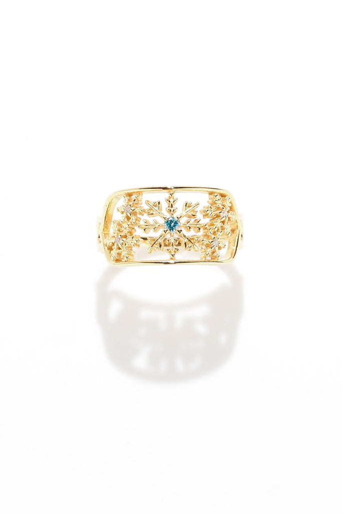 ジュエリースタジオMASHIROのアップサイクルジュエリー。アイスブルーダイヤモンド・ラウンド・av 0.03ct・av 2mm・ダイヤモンド（４石）・av 0.02ct・av 1.2mm。シャンパンゴールドの雪の結晶レースリング。