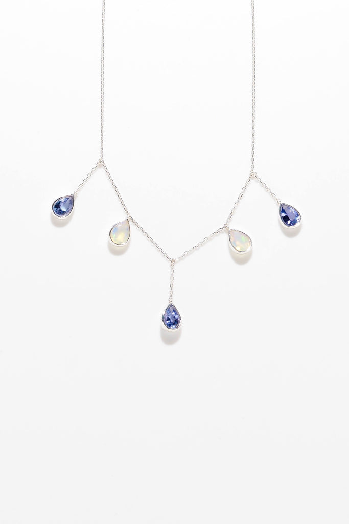 ジュエリースタジオMASHIROのアップサイクルジュエリー。タンザナイト・ペアシェイプ・av 0.39ct（合計：av 1.17ct）・4*6mm｜エチオピアオパール（２石）・ペアシェイプ・av 0.25ct・4*6mm。スターリングシルバーのシャンデリアステーションネックレス。