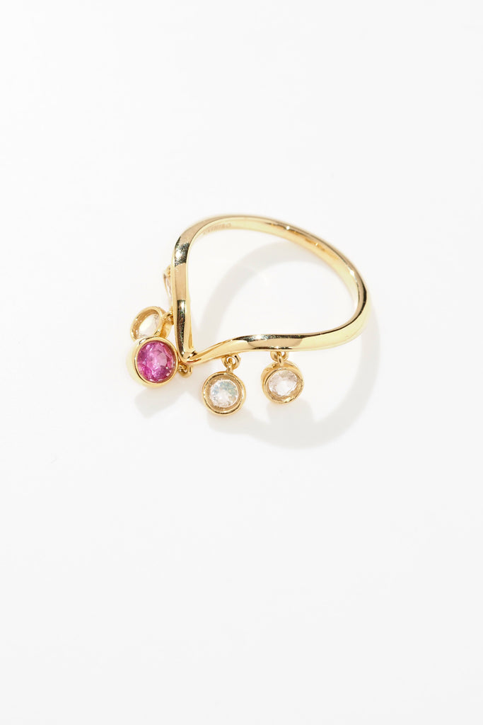 ジュエリースタジオMASHIROのアップサイクルジュエリー。レインボームーンストーン（４石）・ラウンド・合計：約0.36ct・約3mm｜ピンクサファイア・ラウンド・約0.29ct・約3.8mm。シャンパンゴールドカラーのシャンデリアリング。