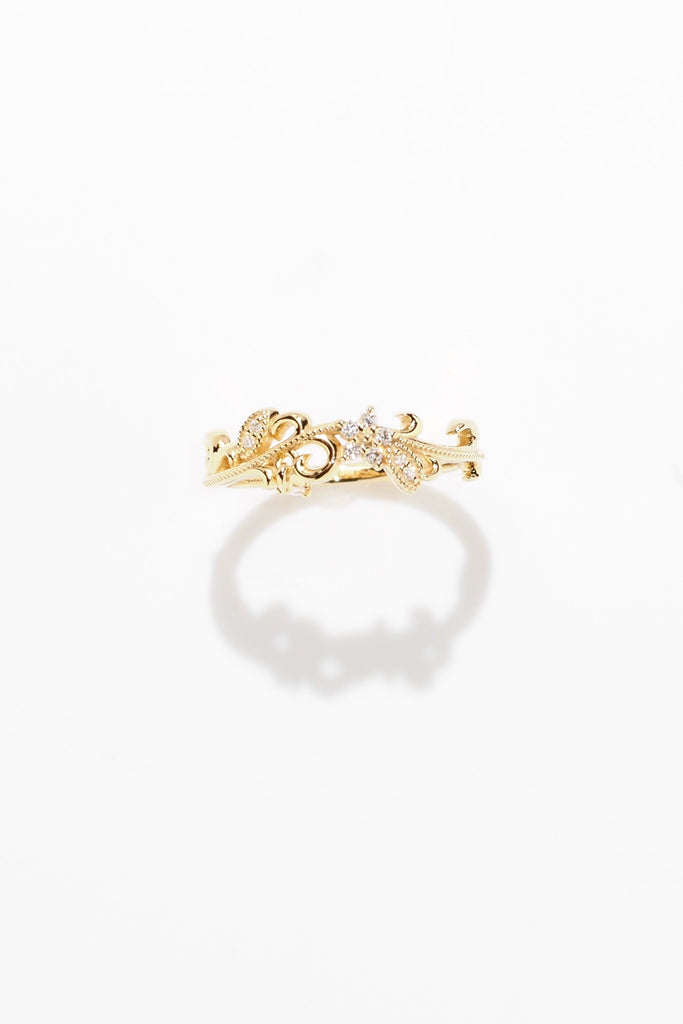 ジュエリースタジオMASHIROのアップサイクルジュエリー。南アフリカ産のダイヤモンド・ペアシェイプ・av 0.03ct・av 3*2mm・ダイヤモンド（９石）・av 0.03ct ・av0.9-1.1mm。シャンパンゴールドカラーのアラベスクリング。