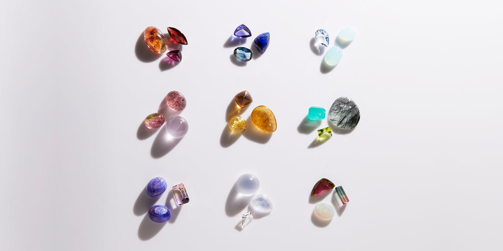 MASHIRO 多種多様のカラーの宝石を並べた写真