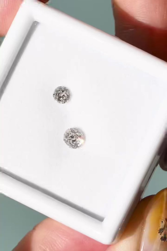 ジュエリースタジオMASHIROのルース（宝石）販売ページ。南アフリカ産オールドマインカットホワイトダイヤモンド0.2カラットカラットと0.3カラットの２石セット