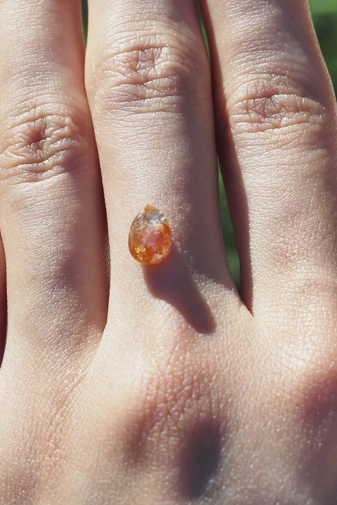 MASHIROナチュラルカラーダイヤモンド・レッドファントムスカイ・サンセットドロップの1石を指の上に乗せた動画