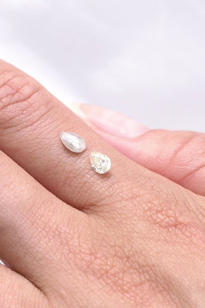 ジュエリースタジオMASHIROの宝石（ルース）販売。南アフリカ産のペアシェイプオールドマインカットダイヤモンドとシルキーホワイトペアシェイプローズカット。