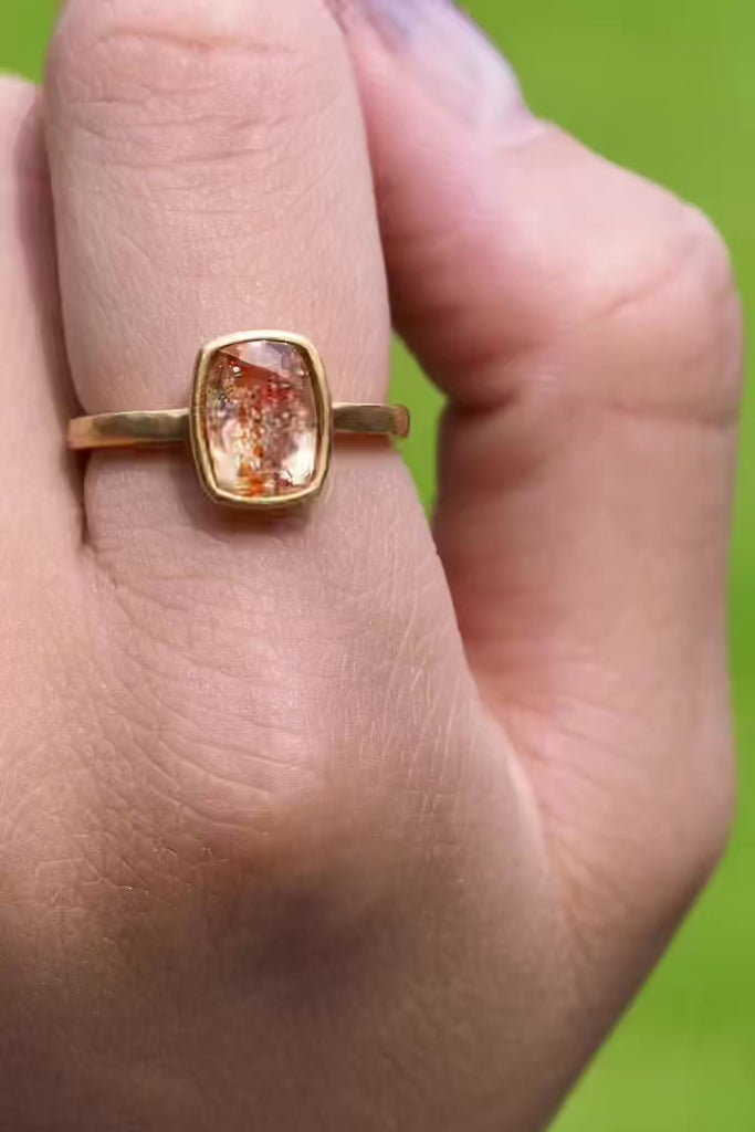 ジュエリースタジオMASHIROのカラーストーンアップサイクルジュエリー。イリュージョンサンストーン・くッションレクタングルカット1.2カラット・イエローゴールド（マット仕上げ）の槌目リング