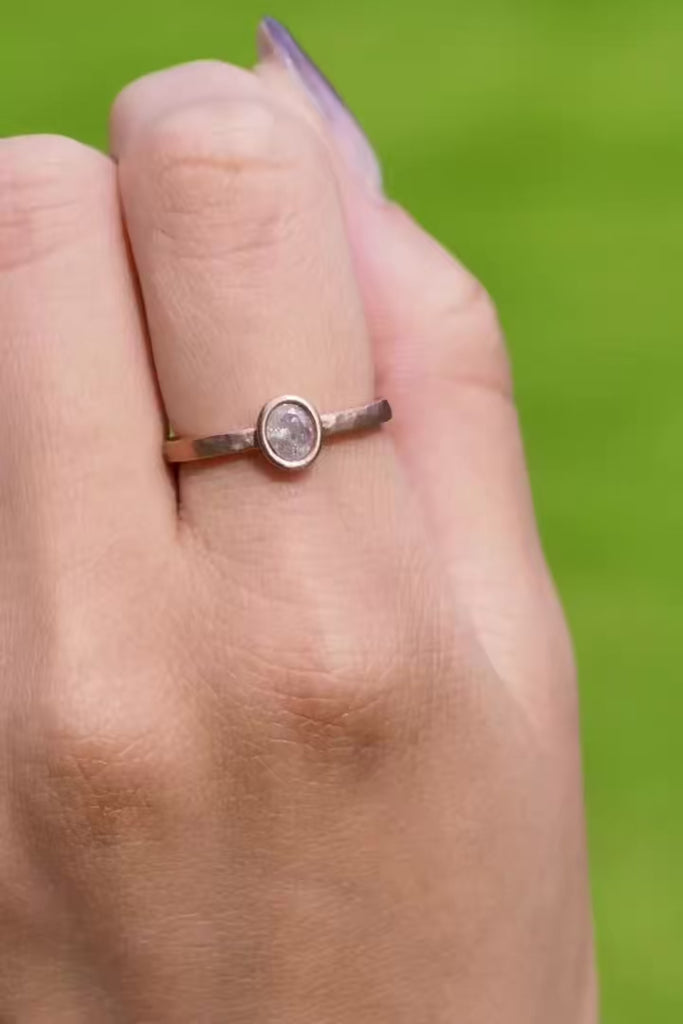 ジュエリースタジオMASHIROのカラーストーンアップサイクルジュエリー。ピンクダイヤモンド・オーバルカット0.35カラット・ピンクゴールドマット仕上げの槌目リング