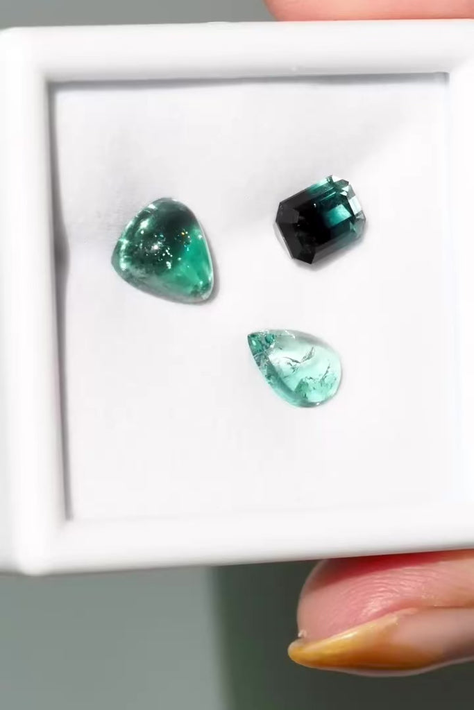 ジュエリースタジオMASHIROのルース（宝石）販売ページ。ブラジル産とアフガニスタン産極上のブルートルマリン＆インディゴブルートルマリン３石セット。異ンクブルートルマリンバイカラー・オクタゴンカット、インディゴブルートルマリン・トリリアントカボション、ブルートルマリンペアシェイプカボションの３石セット。