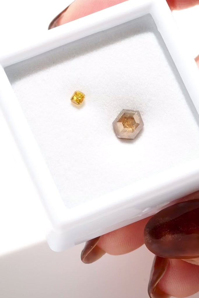 ①ダイヤモンド・ヘキサゴンカット・0.910ct・6.9*5.2mm・オーストラリア産｜②ダイヤモンド・ クッションカット・0.12ct・2.7*2.3mm・南アフリカ産