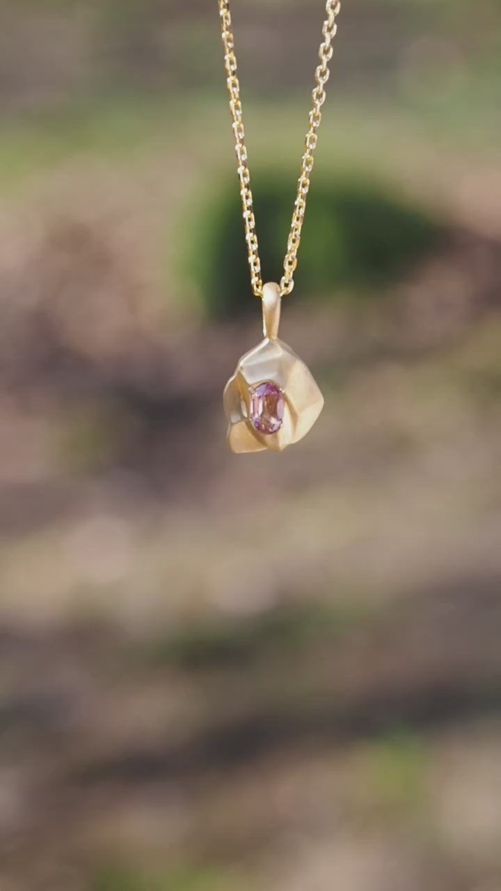 ジュエリースタジオMASHIROのマラやガーネットオーバルカットをセットした、桜の蕾ネックレス。イエローゴールド。