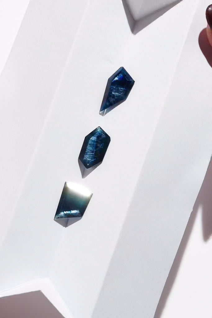ジュエリースタジオMASHIROがお届けする宝石たち。マダガスカル産のスパークリングブルーサファイア。A：ペンタゴンカット	3.00ct・17.5*8.5mm。B：ヘキサゴンカット・3.60ct・15.5*8.5mm。C：スクエアカット・3.315ct・13.4*9.4mm。