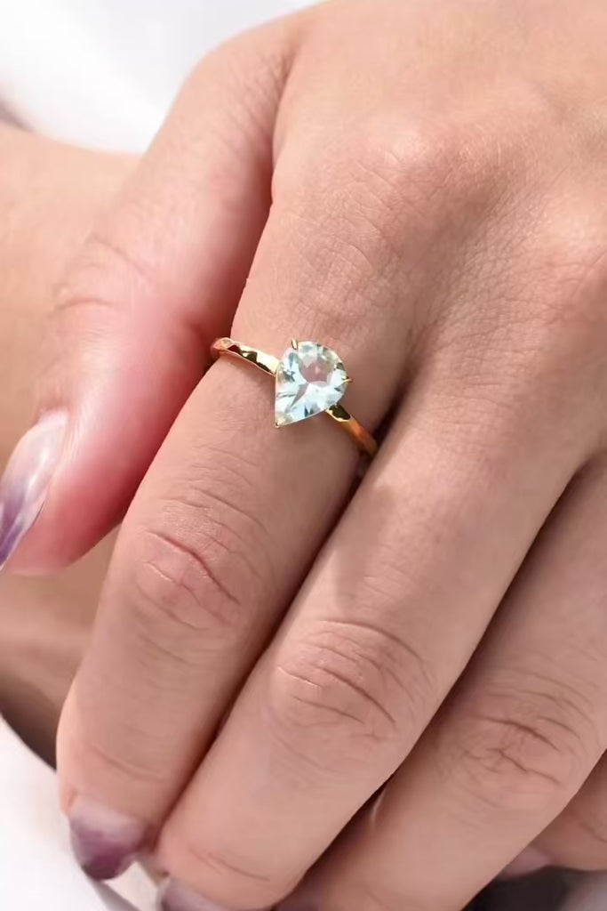 ジュエリースタジオMASHIROのカラーストーンアップサイクルジュエリー。アクアマリン・ペアシェイプカット１カラット・イエローゴールドの槌目リング