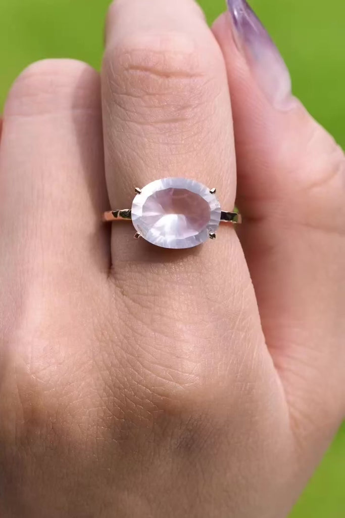 ジュエリースタジオMASHIROのカラーストーンアップサイクルジュエリー。ローズクォーツ・オーバルコンケイブカット３カラット・ピンクゴールドの槌目リング