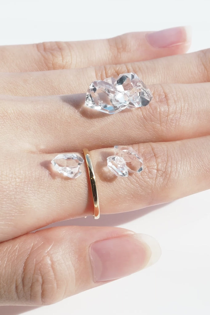 MASHIROハーキマーダイヤモンド3石を指の上に乗せた動画