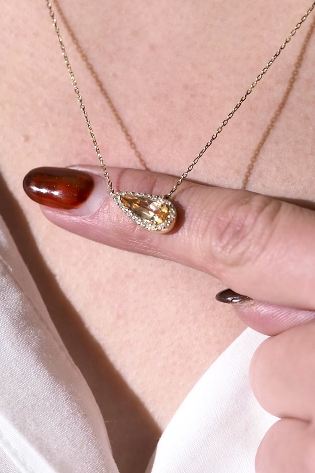 ジュエリースタジオMSAHIROのダイヤモンド取り巻きネックレス「エンブレイス」。インペリアルトパーズ・ペアシェイプ・イエローゴールドネックレス。