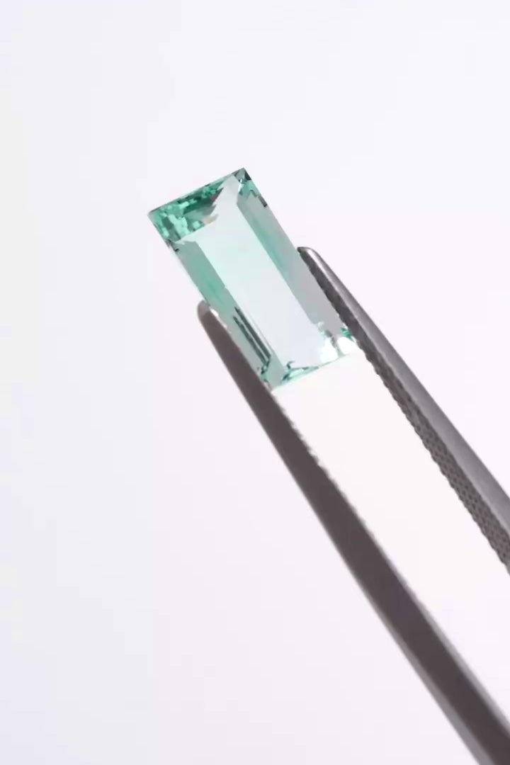 ジュエリースタジオMASHIROの宝石（ルース）販売ページ。ナイジェリア産バイカラーミントグリーンベリルのバゲットカットより２カラット前後の個体たち。