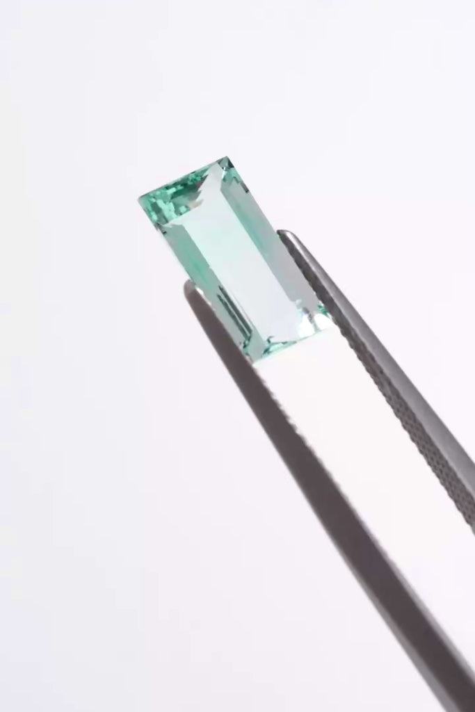 ジュエリースタジオMASHIROの宝石（ルース）販売ページ。ナイジェリア産バイカラーミントグリーンベリルのバゲットカットより２カラット前後の個体たち。