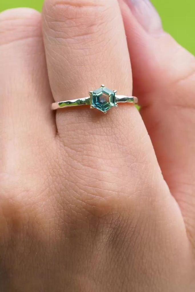 ジュエリースタジオMASHIROのカラーストーンアップサイクルジュエリー。バイカラーサファイア・ヘキサゴンカット0.8カラット・スターリングシルバーの槌目リング