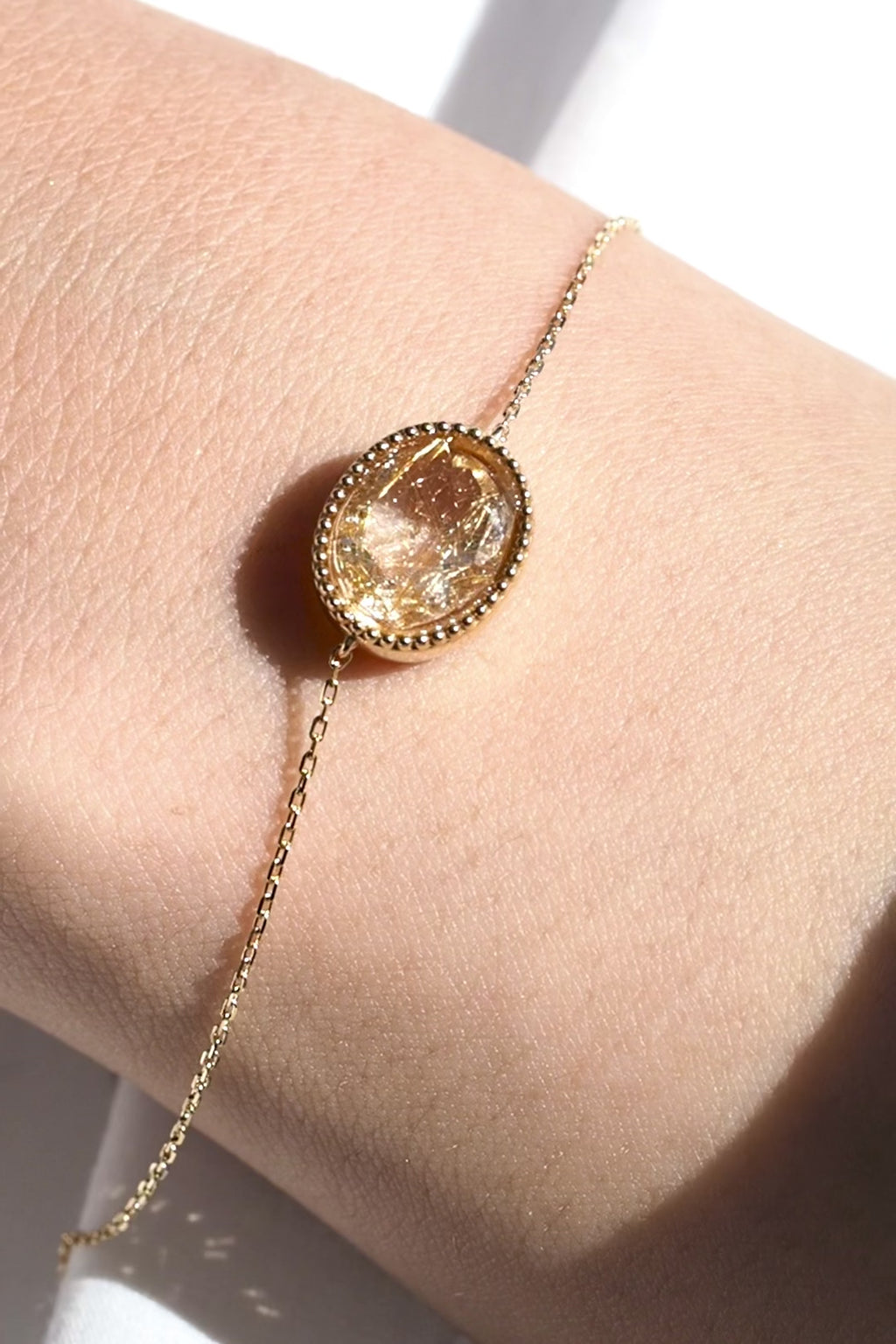 ジュエリースタジオMASHIROのカラーストーンアップサイクルジュエリー１点もの。シャンパンゴールドルチルクォーツ・オーバルカット・ミルグレイン取巻きのシャンパンイエローゴールドブレスレット